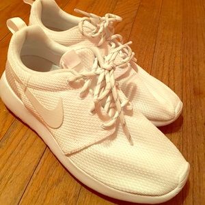 White Nike Roshe's. Like new!