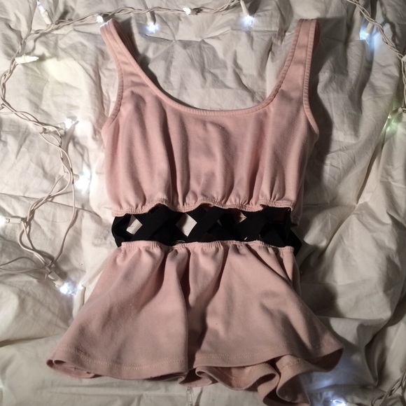 ✖️Pink criss cross cutout peplum✖️