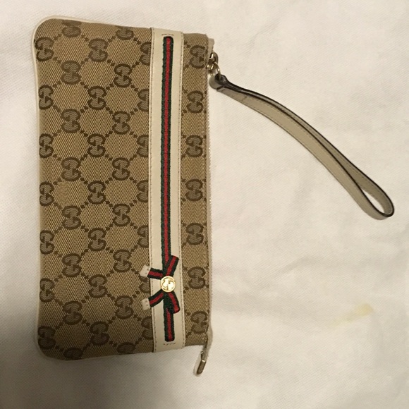 Gucci Handbags - Gucci Wristlet Bag