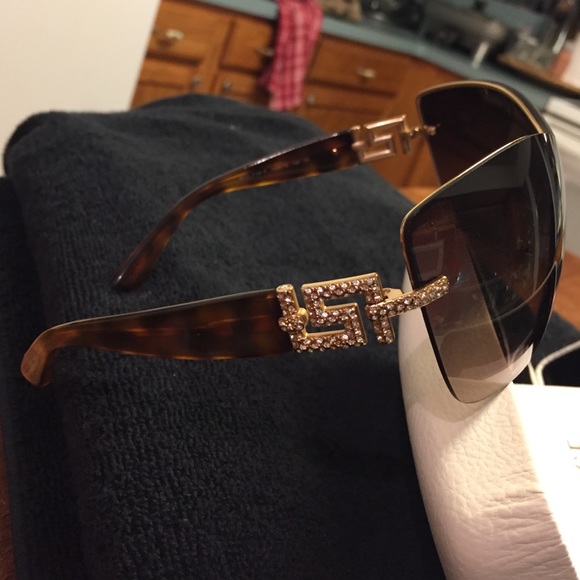 🚫🚫Sold 🚫🚫Versace VE2156b sunglasses - Picture 2 of 4