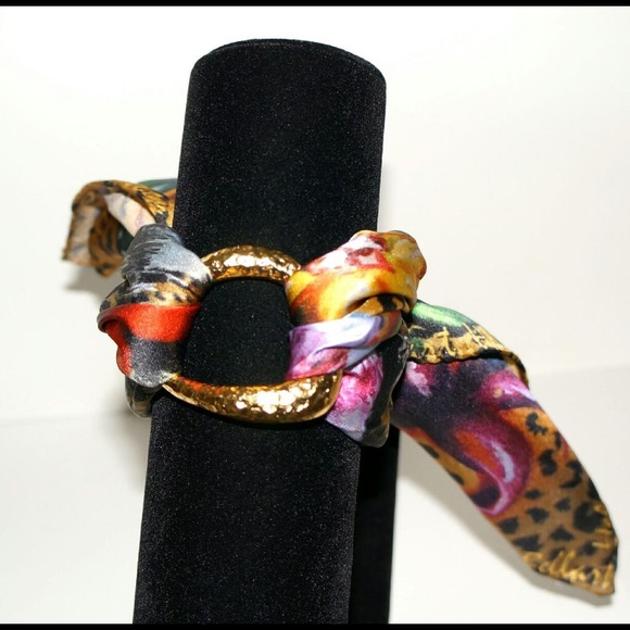 Leopard Silk Scarf Bracelet 45x45cm - Picture 3 of 4