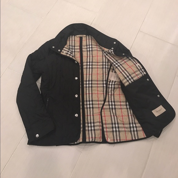 Burberry Jackets & Blazers - Short Burberry Quiled coat with snaps