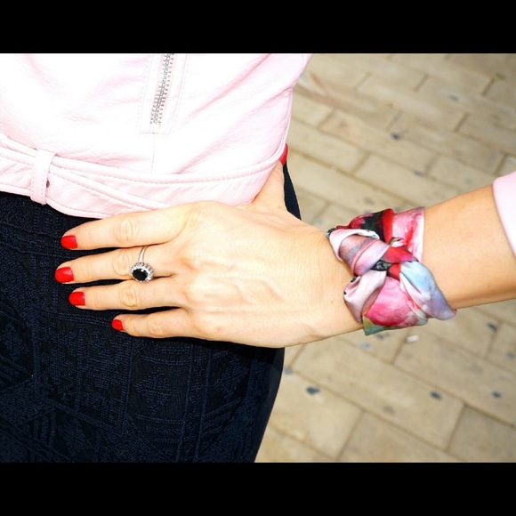 Blooming Iris Silk Scarf Bracelet 45x45cm - Picture 3 of 4