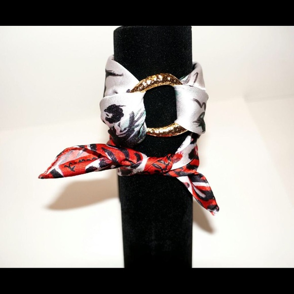 Red Rose Silk Scarf Bracelet 45x45cm - Picture 2 of 4