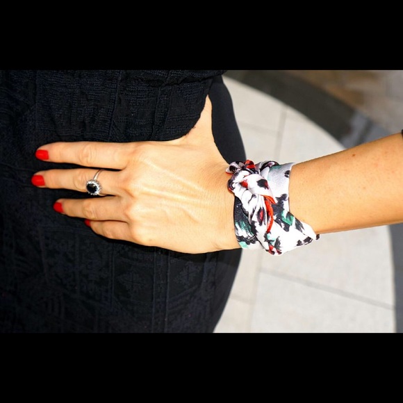 Red Rose Silk Scarf Bracelet 45x45cm - Picture 3 of 4