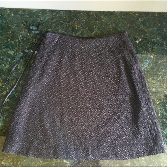 Banana Republic silk embroidered skirt - Picture 3 of 3
