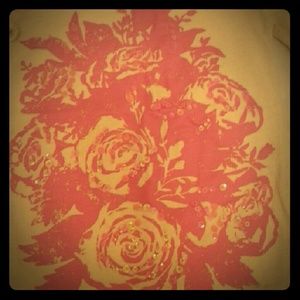 Girl long sleeves shirt with flowers print.