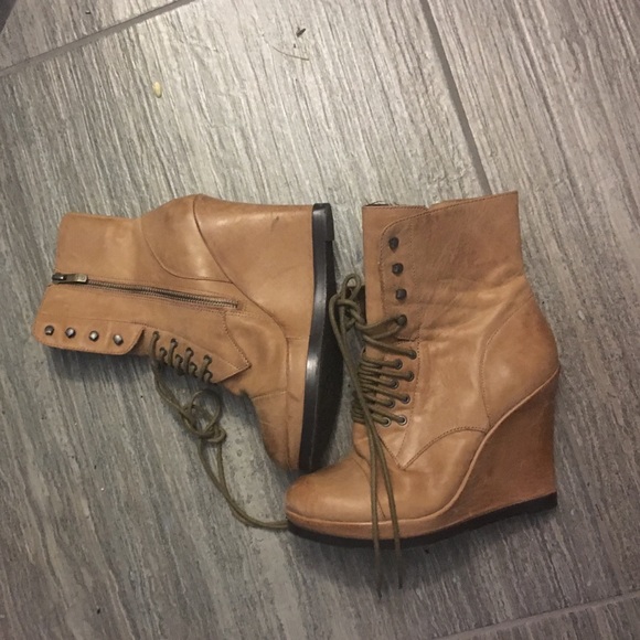 🎀HP🎀Vince Camuto leather lace up wedge boot