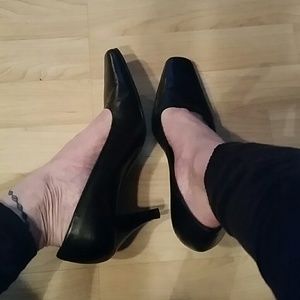 Leather pumps