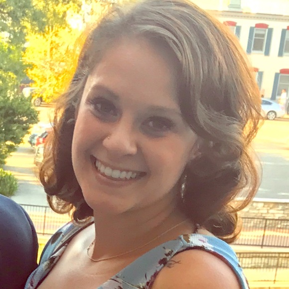 Meet your Posher, Andrea - Picture 1 of 4