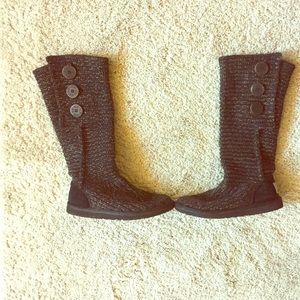 Black and gold knit sweater UGG boots