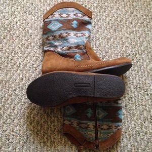 MINNETONKA moccasin boots, brown and blue.