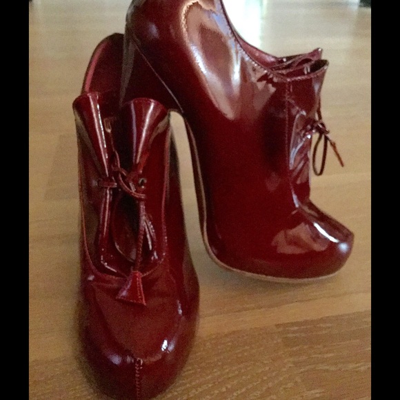 SOLD !! EXTRA PHOTOS Moschino Booties