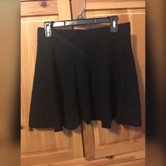 H&M DIVIDED BLACK SKATER SKIRT.
