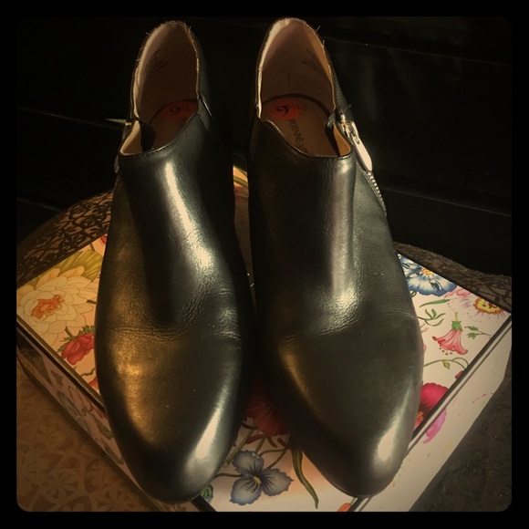 Beautiful black leather wedge low shoes.