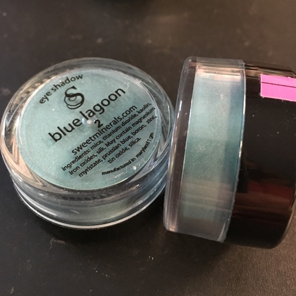 Blue Eyeshadow minerals.