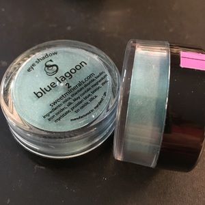 Blue Eyeshadow minerals.