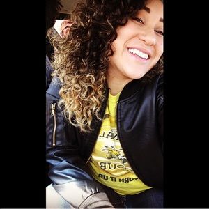 Meet your Posher, Lora-lynn