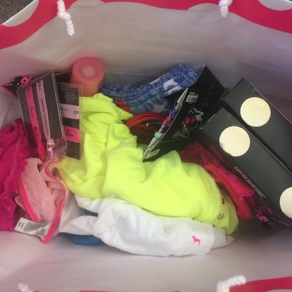 Victoria's Secret PINK MYSTERY BOX - Picture 4 of 4