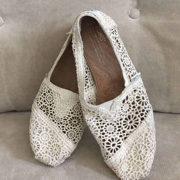 Toms 7.5 Lace Cream Color Slip Ons