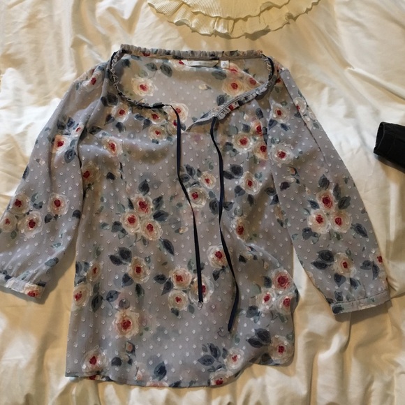 Flowy floral blouse♻️ soon! Make an offer !!