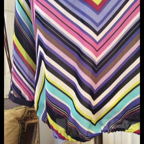 🌸Gorgeous Chevron Sheer Top🌸 - Picture 2 of 4