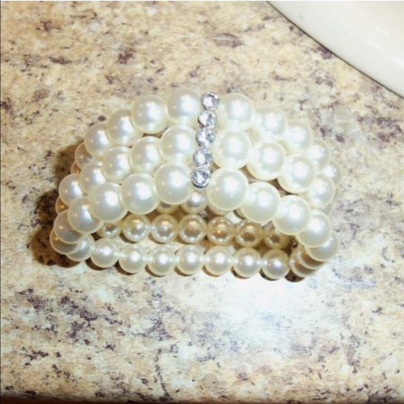 Elegant pearl bracelet
