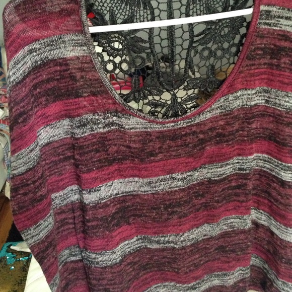 Cute top!! Great condition - Picture 1 of 2