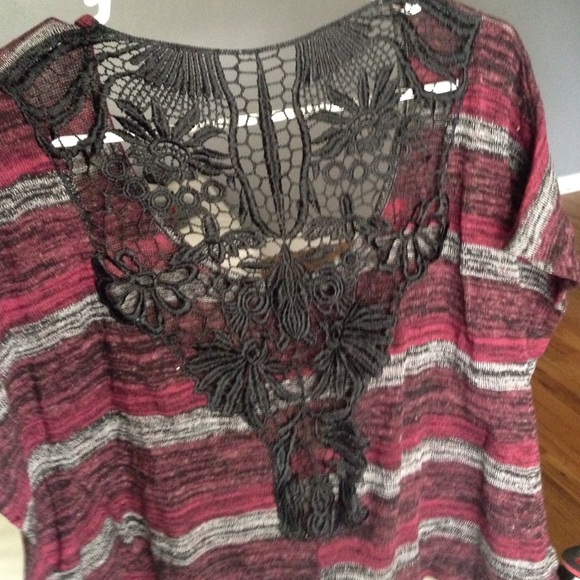 Cute top!! Great condition - Picture 2 of 2