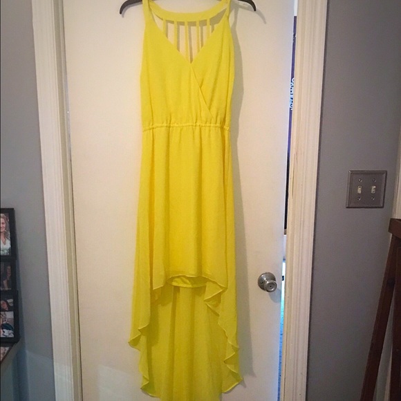 Beautiful yellow dress!