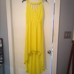 Beautiful yellow dress!