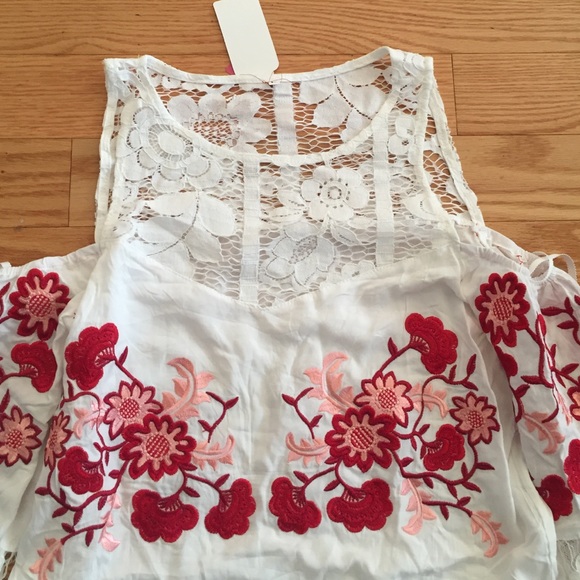 Cropped lace top new with tags! - Picture 3 of 4