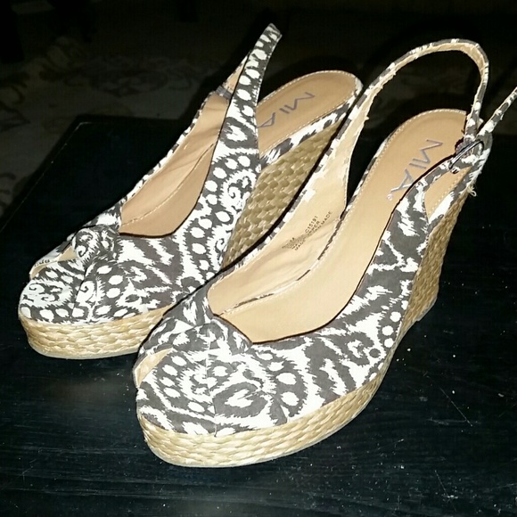 Mia printed wedges