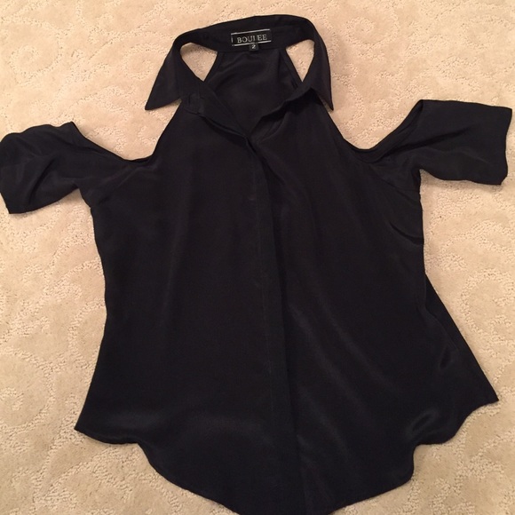 Boiulee cold shoulder. Top