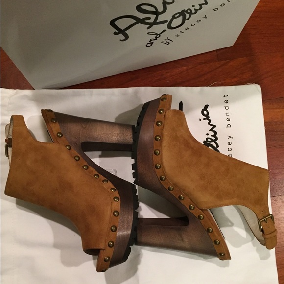 Alice & Olivia Sharon suede platform sandals - Picture 2 of 5