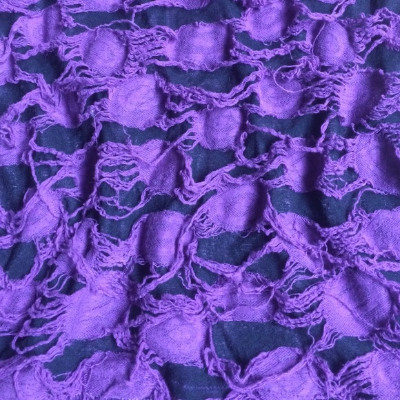 Unique distressed tank - Picture 3 of 3