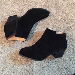 Black suede booties! ❤️