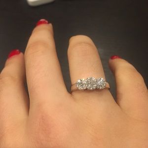 NWOT! 14k white gold flower diamond ring 💎