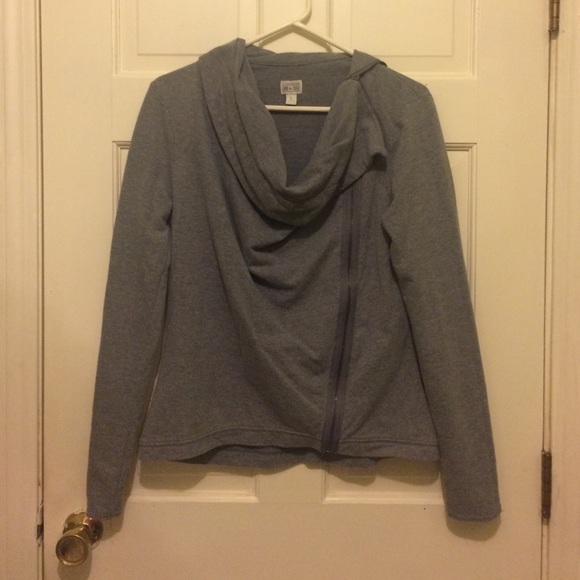 Gray side zipped sweater