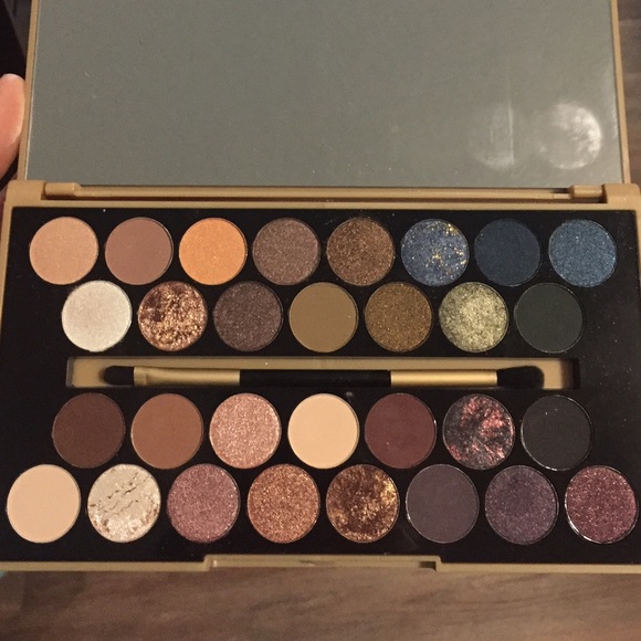 Makeup Revolution Fortune Favors eyeshadow pallet