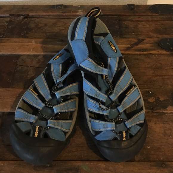 Keens women river shoes.
