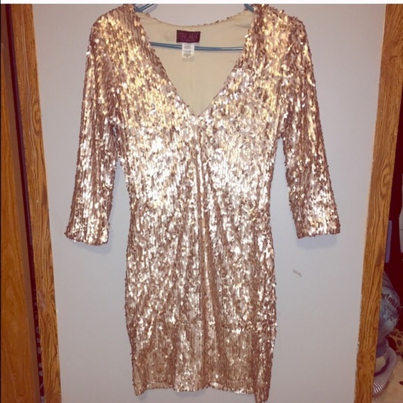 BEAUTIFUL quarter length sleeved dress