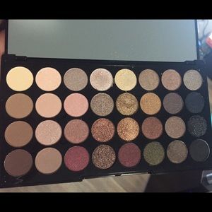 Makeup Revolution Flawless 32 eyeshadow pallet