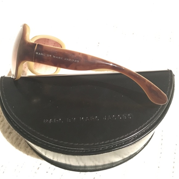 Marc Jacobs oversized sunglasses/case main image 4