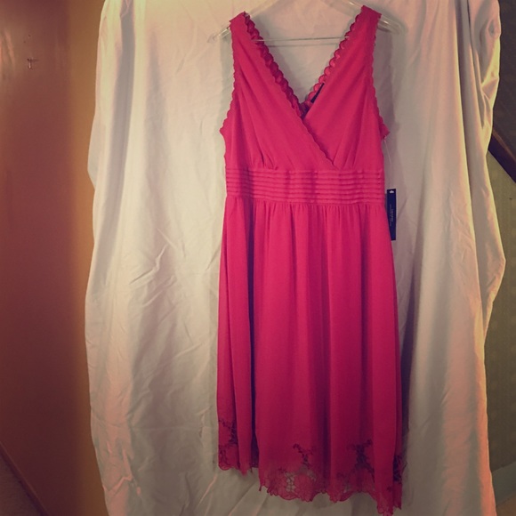 Very pretty Tahari dress in fushia/pink, Size 14