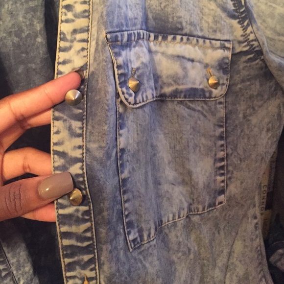 Button down. - Picture 2 of 4