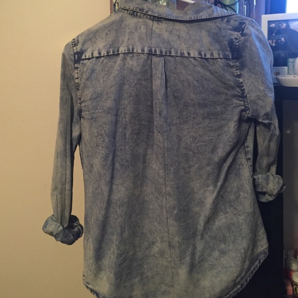 Button down. - Picture 4 of 4