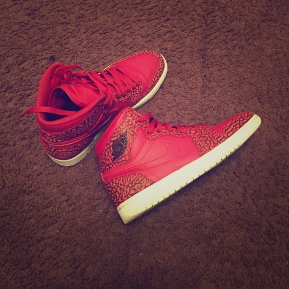 Jordan Retro 1 High Red White print