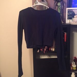 Long-sleeve ribbed crop top.