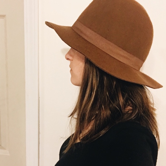 brown hat